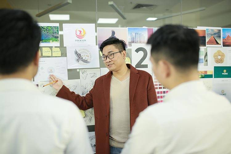 Chuyên viên thiết kế thương hiệu Sơn Nguyễn.