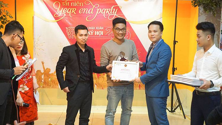 Giám đốc Sao Kim anh Nguyễn Thanh Tuấn trao phần thưởng cho các cá nhân và tập thể.