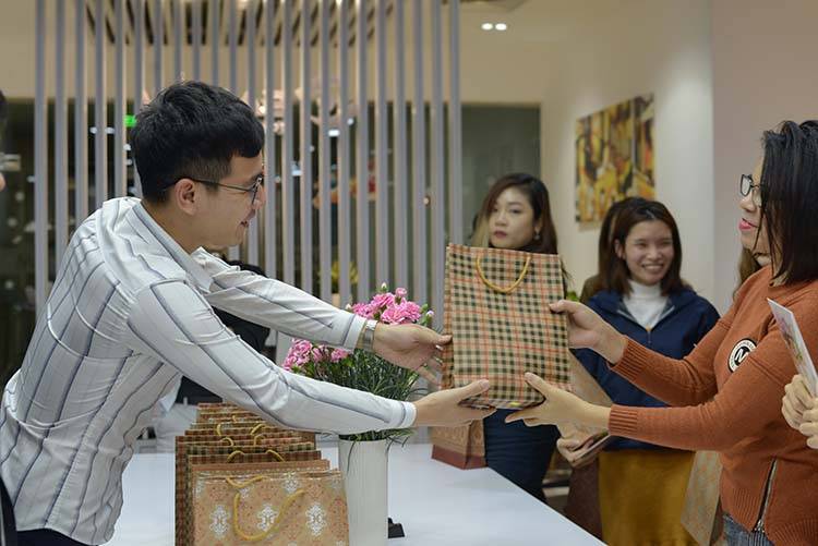 Sao Kim háo hức chào mừng ngày quốc tế phụ nữ. 