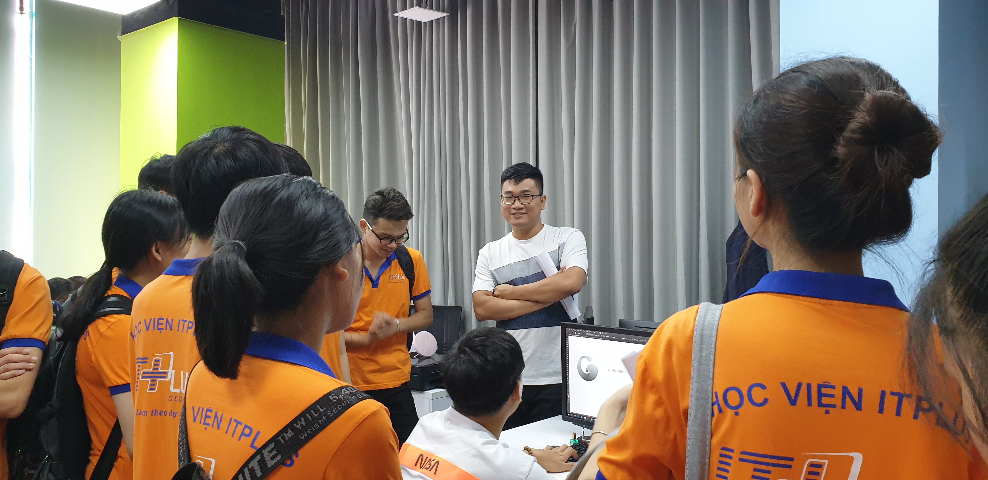 itplus-trai-nghiem-ngay-lam-viec-tai-sao-kim-branding