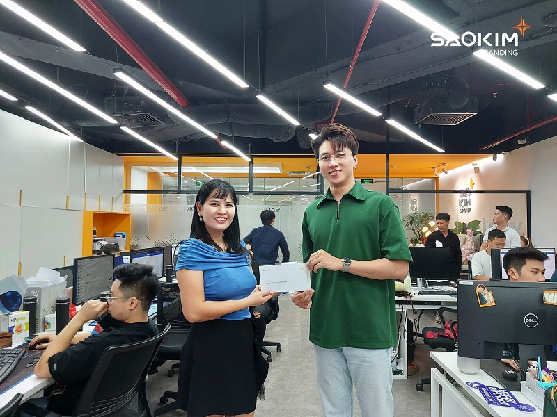 nhan-thuong-nhan-vien-xuat-sac-thang-7-6