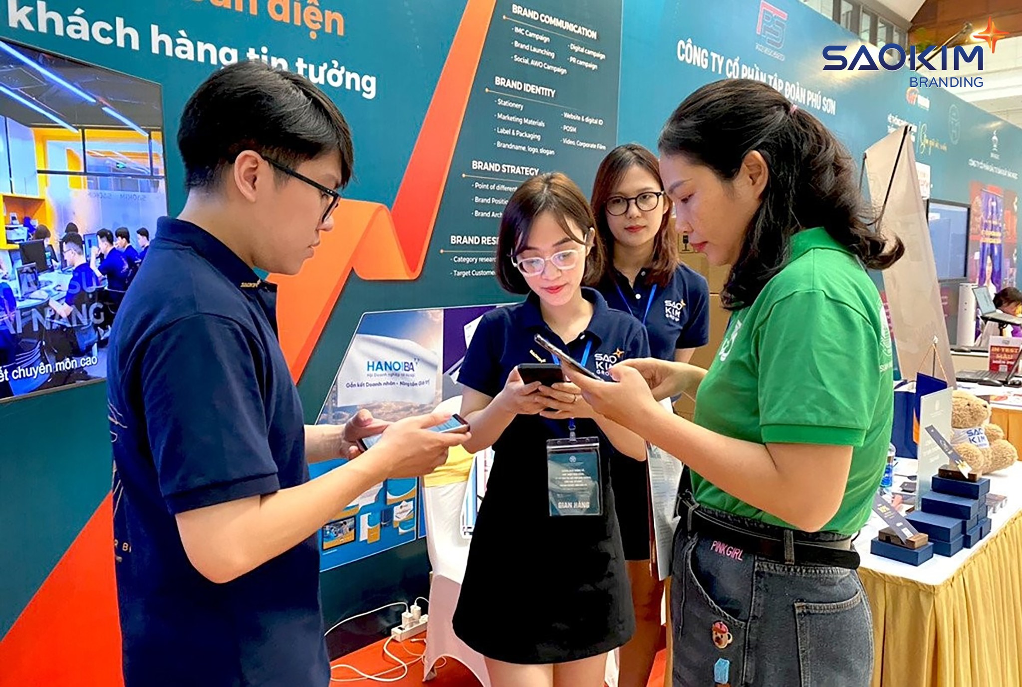Khách hàng quan tâm đến dịch vụ của Sao Kim