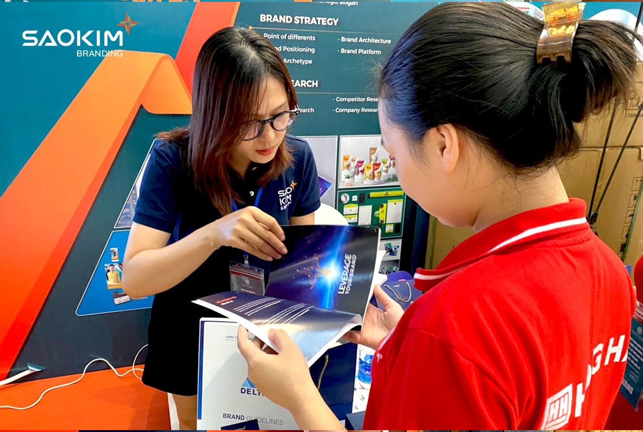 Nhân viên Sao Kim tư vấn cho khách hàng