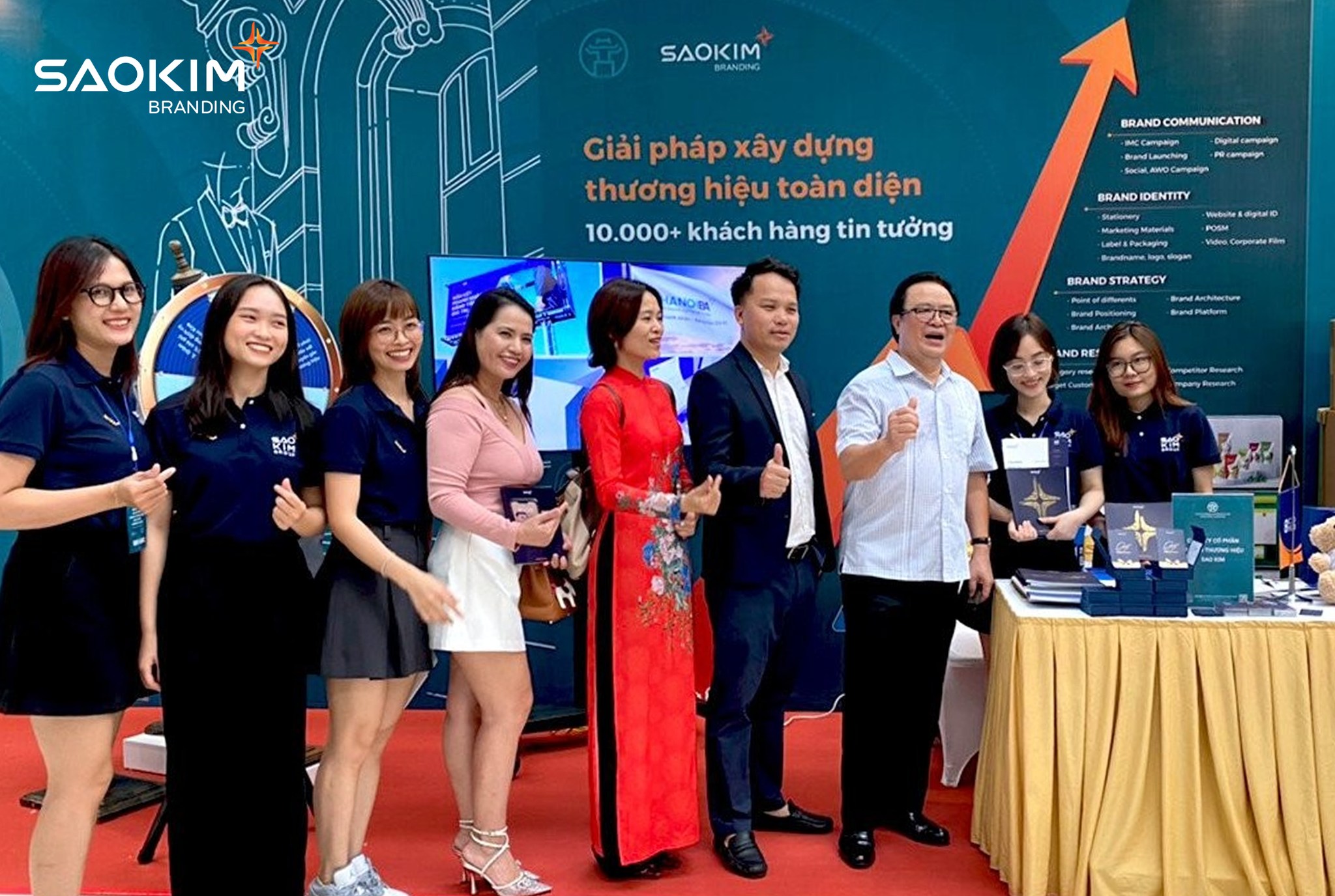 Uỷ viên Trung ương Đảng Hoàng Bình Quân thăm quan gian hàng của Sao Kim