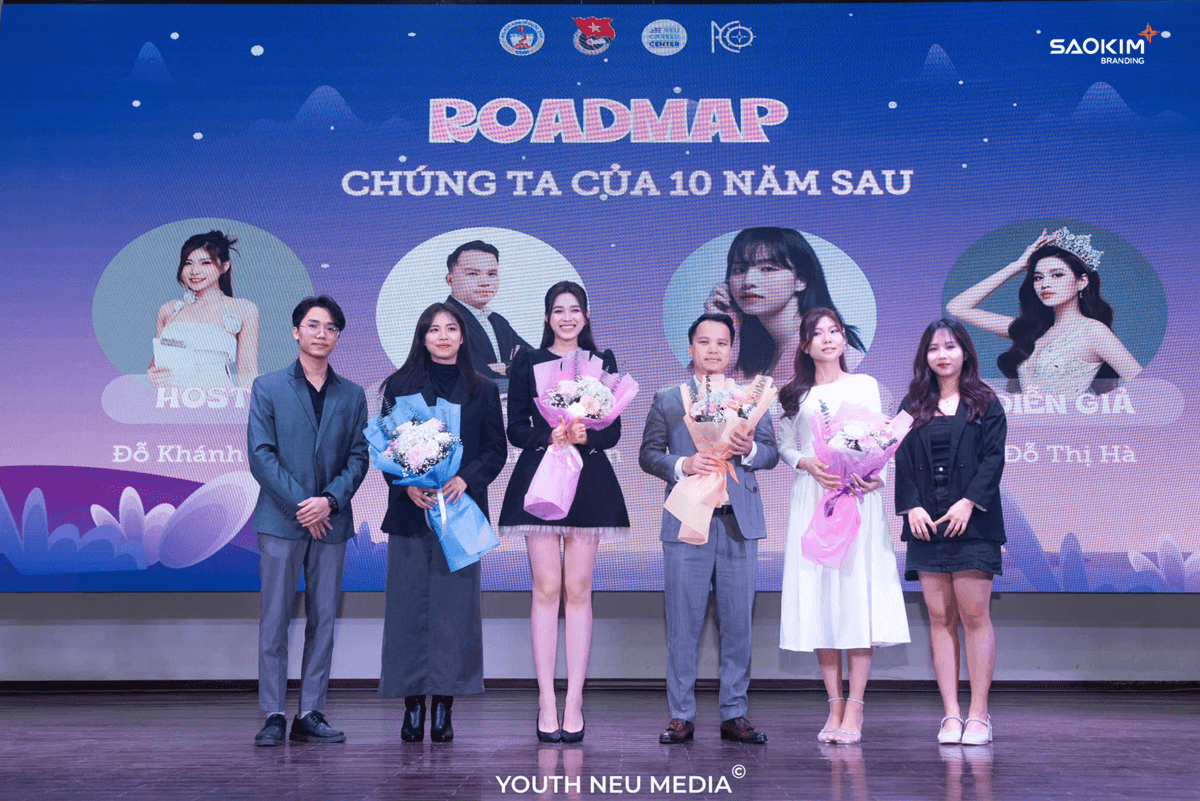 Ảnh kỉ niệm của MC, 3 vị diễn giả và đại diện BTC