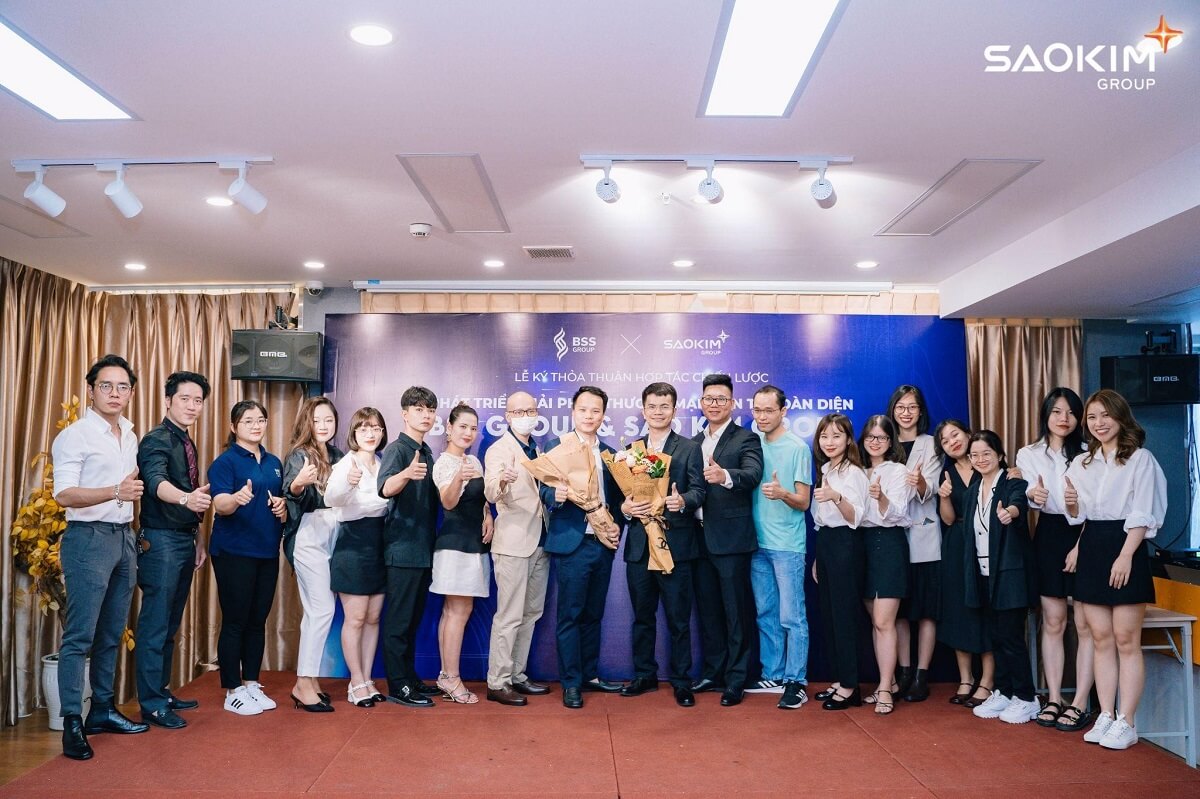 Đội ngũ nhân sự của Sao Kim Group và BSS Group cùng chụp ảnh chúc mừng lễ ký kết thành công