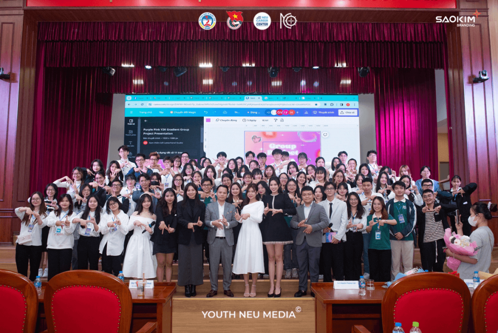 Sao Kim Branding x NEU: Talkshow “Roadmap - Chúng ta của 10 năm sau” 10 Ông Nguyễn Thanh Tuấn - CEO & Founder Sao Kim Branding chụp ảnh cùng BTC và các bạn sinh viên Kinh tế Quốc dân