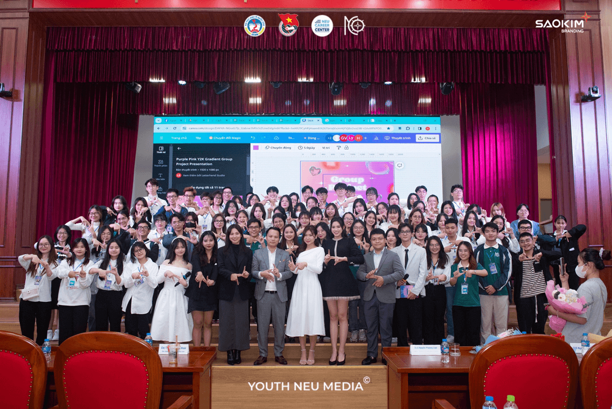 Ông Nguyễn Thanh Tuấn - CEO & Founder Sao Kim Branding chụp ảnh cùng BTC và các bạn sinh viên Kinh tế Quốc dân